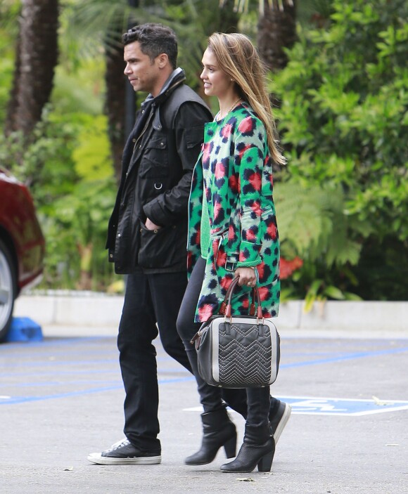 Jessica Alba, habillée d'un trench-coat Kenzo, d'un sac Missoni et de bottines Rag & Bone, se rend à la Baby Shower de Jessica Simpson avec son mari Cash Warren. Beverly Hills, le 14 avril 2013.