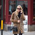 Nicky Hilton, de sortie à New York, porte un manteau léopard, un sac Chanel (modèle Boy collection automne-hiver 2013) et des bottines Chloé (modèle Suzanna). Le 12 novembre 2013.