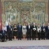 La princesse Letizia d'Espagne pose avec les lauréats lors de la cérémonie de remise des médailles d'or du mérite dans les Beaux-Arts 2012, le 10 décembre 2013 au palais du Pardo à Madrid.