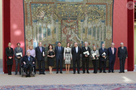 La princesse Letizia d'Espagne pose avec les lauréats lors de la cérémonie de remise des médailles d'or du mérite dans les Beaux-Arts 2012, le 10 décembre 2013 au palais du Pardo à Madrid.