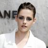 Kristen Stewart arrive au défilé Haute Couture Chanel à Paris en juillet 2013. Elle vient d'être annoncée comme nouvelle égérie de la marque.