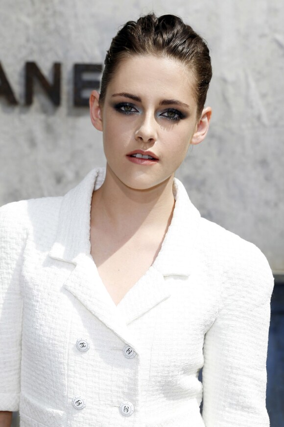 Kristen Stewart arrive au défilé Haute Couture Chanel à Paris en juillet 2013. Elle vient d'être annoncée comme nouvelle égérie de la marque.