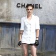 La splendide actrice Kristen Stewart arrive au défilé Haute Couture Chanel à Paris en juillet 2013