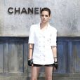 Kristen Stewart arrive au défilé Haute Couture Chanel à Paris en juillet 2013