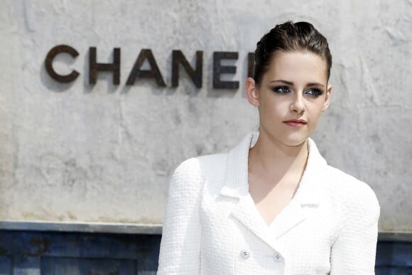 Kristen Stewart arrive au défilé Haute Couture Chanel à Paris en juillet 2013