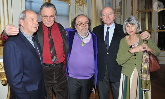 Jean-Michel Ribes et Jacques Toubon lors de la cérémonie de remise des insignes de Commandeur des Arts et des Lettres à Jean-Michel Ribes au ministère de la Culture et de la Commmunication à Paris. Le 10 décembre 2013.