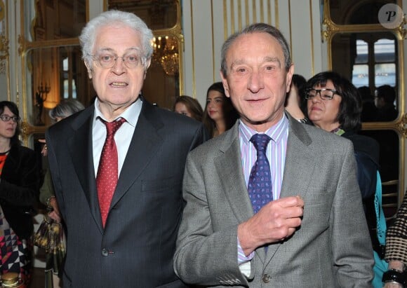 Lionel Jospin et Bertrand Delanoë lors de la cérémonie de remise des insignes de Commandeur des Arts et des Lettres à Jean-Michel Ribes au ministère de la Culture et de la Commmunication à Paris. Le 10 décembre 2013.