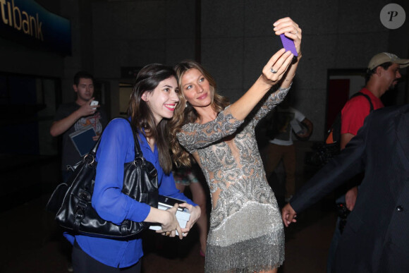 Gisele Bundchen pose avec une fan à Sao Paulo au Brésil le 10 décembre 2013 - Sao Paulo