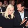 La princesse Mette-Marit de Norvège, en baskets, participait avec son époux le prince Haakon à un séminaire de la NORAD à Oslo le 11 décembre 2013, son premier engagement public après son opération d'un prolapsus en novembre.