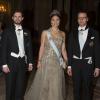 La princesse Victoria de Suède arrive en compagnie des princes Carl Philip et Daniel pour le dîner offert au palais royal à Stockholm en l'honneur des lauréats des prix Nobel, le 11 décembre 2013
