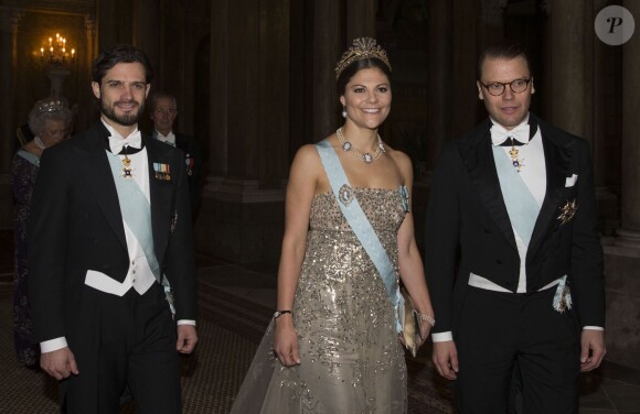 La princesse Victoria de Suède arrive en compagnie des princes Carl Philip et Daniel pour le dîner offert à Stockholm au palais royal en l'honneur des lauréats des prix Nobel, le 11 décembre 2013