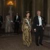 La reine Silvia et le roi Carl XVI Gustaf de Suède arrivent pour le dîner offert à Stockholm à Stockholm au palais royal en l'honneur des lauréats des prix Nobel, le 11 décembre 2013