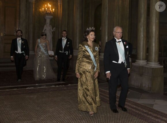 La reine Silvia et le roi Carl XVI Gustaf de Suède arrivent pour le dîner offert à Stockholm à Stockholm au palais royal en l'honneur des lauréats des prix Nobel, le 11 décembre 2013