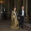 La reine Silvia et le roi Carl XVI Gustaf de Suède arrivent pour le dîner offert au palais royal à Stockholm en l'honneur des lauréats des prix Nobel, le 11 décembre 2013
