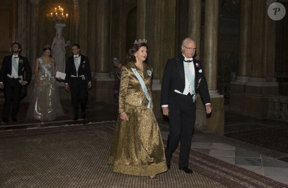 La reine Silvia et le roi Carl XVI Gustaf de Suède arrivent pour le dîner offert au palais royal à Stockholm en l'honneur des lauréats des prix Nobel, le 11 décembre 2013