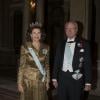 La reine Silvia et le roi Carl XVI Gustaf de Suède arrivent pour le dîner offert au palais royal en l'honneur des lauréats des prix Nobel, le 11 décembre 2013 à Stockholm