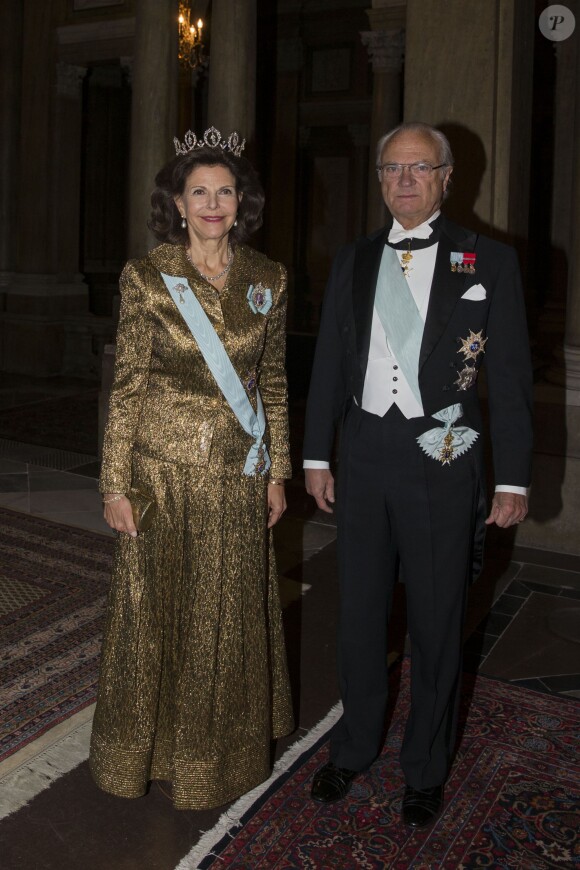 La reine Silvia et le roi Carl XVI Gustaf de Suède arrivent pour le dîner offert au palais royal en l'honneur des lauréats des prix Nobel, le 11 décembre 2013 à Stockholm