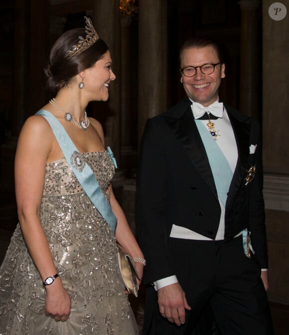 La princesse Victoria et le prince Daniel de Suède arrivent pour le dîner offert au palais royal en l'honneur des lauréats des prix Nobel, le 11 décembre 2013 à Stockholm