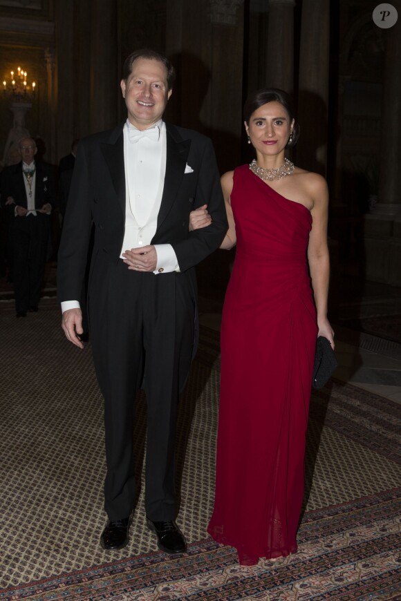 L'ambassdeur des Etats-Unis Mark F. Brzezinski et sa femme Natalia arrivent pour le dîner offert au palais royal en l'honneur des lauréats des prix Nobel, le 11 décembre 2013 à Stockholm