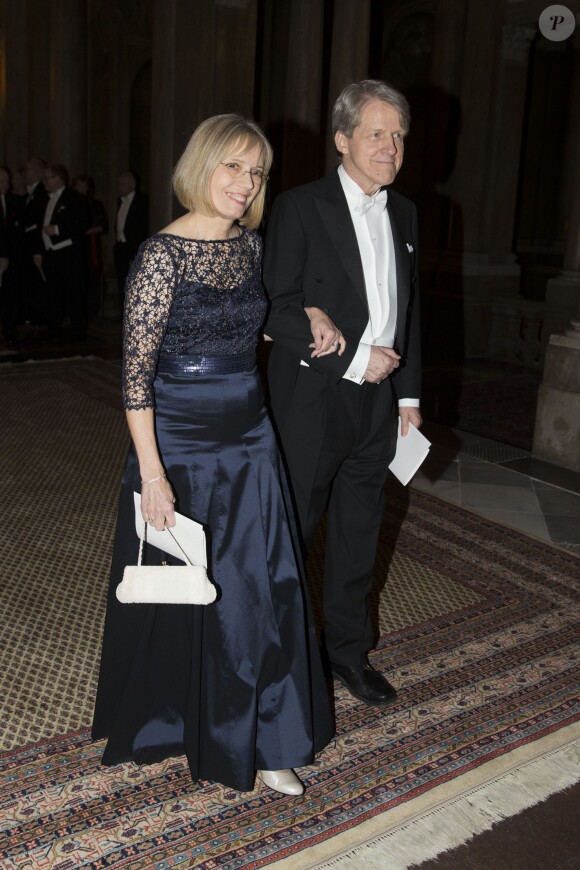 Le Nobel 2013 Robert Shiller et sa femme Virginia arrivent pour le dîner offert au palais royal en l'honneur des lauréats des prix Nobel, le 11 décembre 2013 à Stockholm