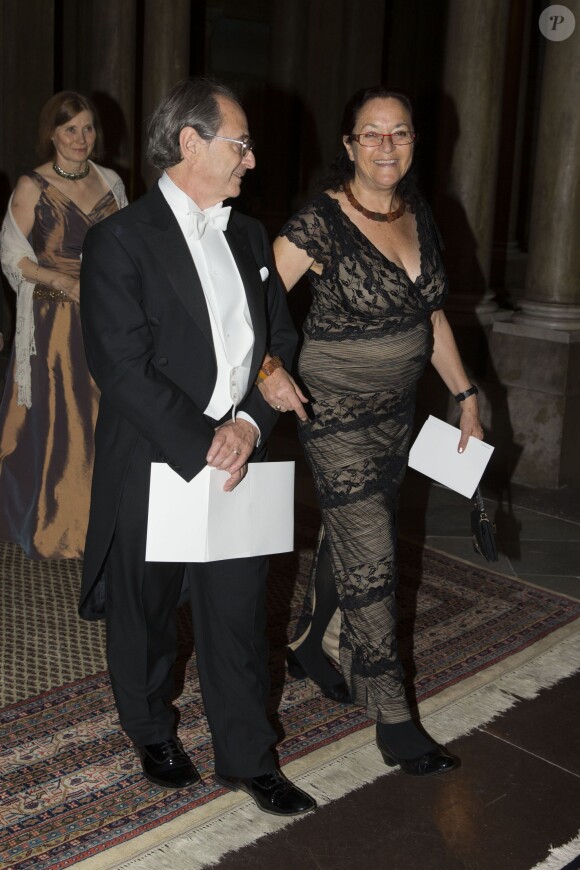 Le Nobel 2013 Michael Levitt et sa femme Rina arrivent pour le dîner offert au palais royal en l'honneur des lauréats des prix Nobel, le 11 décembre 2013 à Stockholm