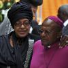 Winnie Mandela et Desmond Tutu lors de l'hommage à Nelson Mandela à Johannesburg le 10 décembre, 2013.