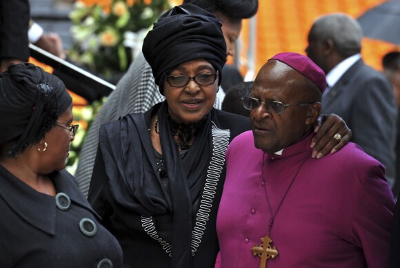 Winnie Mandela et Desmond Tutu lors de l'hommage à Nelson Mandela à Johannesburg le 10 décembre, 2013.
