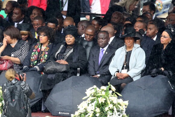Des membres de la famille de Nelson Mandela, Zindzi Mandela, Zenani Mandela, sa seconde femme Winnie Mandela-Madikizela et sa veuve Graça Machel lors de l'hommage à Nelson Mandela à Johannesburg le 10 décembre, 2013.