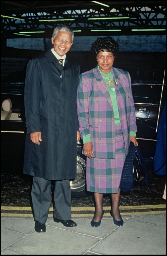 Nelson Mandela et Winnie en Angleterre le 14 mars 1996. 