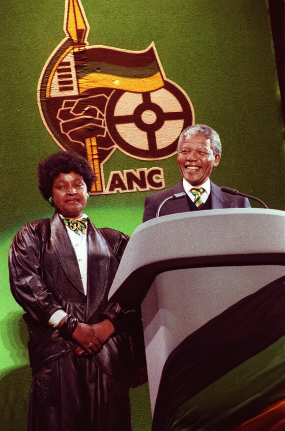 Nelson Mandela et et son ex-femme Winnie en avril 1990.