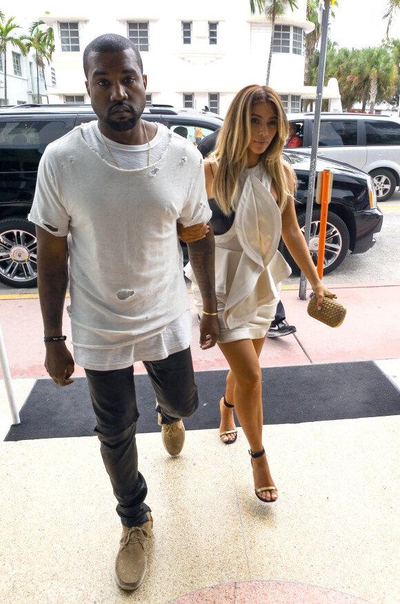 Kim Kardashian et son fiancé Kanye West à Miami, le 29 novembre 2013.