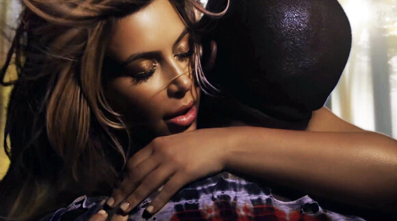 Kim Kardashian topless dans le clip "Bound 2" de son fiancé Kanye West.