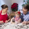 La princesse Victoria et le prince Daniel de Suède en plein atelier pâtisserie avec leur fille la princesse Estelle, bientôt 2 ans, en décembre 2013 au palais Haga : un savoureux moment en famille en guise de message de voeux pour Noël.