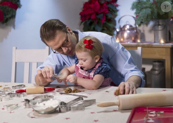 Le prince Daniel de Suède en plein atelier pâtisserie avec sa fille la princesse Estelle, bientôt 2 ans, en décembre 2013 au palais Haga : un savoureux moment en famille en guise de message de voeux pour Noël.
