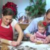 Victoria et Daniel de Suède en plein atelier pâtisserie avec la princesse Estelle, bientôt 2 ans, en décembre 2013 au palais Haga : un savoureux moment en famille en guise de message de voeux pour Noël.