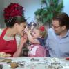 Victoria et Daniel de Suède tout heureux en plein atelier pâtisserie avec la princesse Estelle, bientôt 2 ans, en décembre 2013 au palais Haga : un savoureux moment en famille en guise de message de voeux pour Noël.