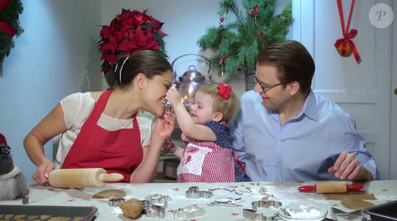 Victoria et Daniel de Suède tout heureux en plein atelier pâtisserie avec la princesse Estelle, bientôt 2 ans, en décembre 2013 au palais Haga : un savoureux moment en famille en guise de message de voeux pour Noël.
