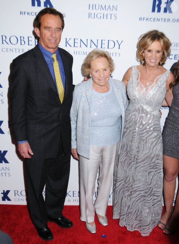 Robert Kennedy Jr. et Kerry Kennedy entourant leur mère Ethel Kennedy au gala des Ripple of Hope Awards à New York le 11 décembre 2013