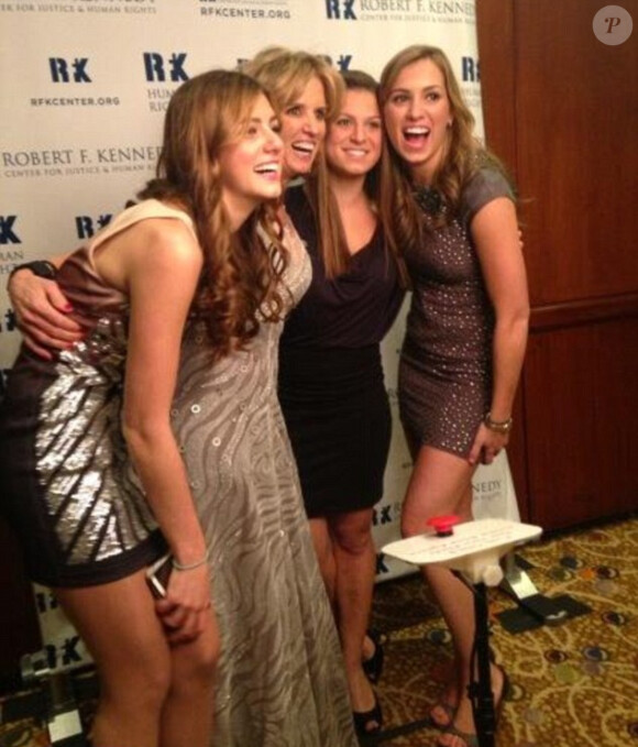 Kerry Kennedy, très fière, a posté une photo d'elle avec ses trois filles, Michaela, 16 ans, et les jumelles Cara et Mariah, 18 ans, au gala des Ripple of Hope Awards à New York le 11 décembre 2013
