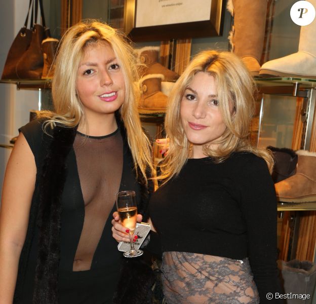 Lola Bigard avec sa soeur Lou lors de la soirée d'ouverture de la boutique UGG à Paris, le 12 décembre 2013.