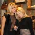 Lola Bigard avec sa soeur Lou assistent à la soirée d'ouverture de la boutique UGG à Paris, le 12 décembre 2013.