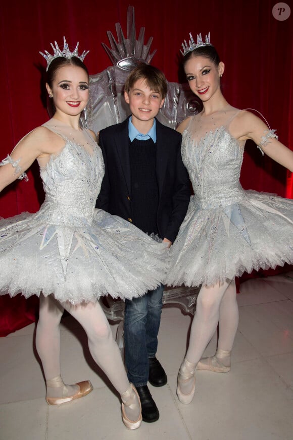 Damian Hurley après la représentation de "Casse-Noisette" par le ballet national britannique à Londres, le 12 decembre 2013.