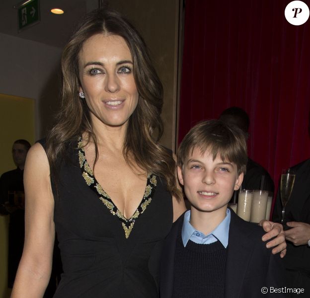 Elizabeth Hurley et son fils Damian après la représentation de "Casse-Noisette" par le ballet national britannique à Londres, le 12 decembre 2013.