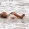 Le mannequin Toni Garrn pose lors d'une seance photo sur une plage de Saint-Barthelemy le 6 decembre 2013.
