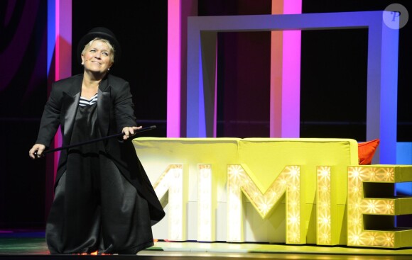 Mimie Mathy a reçu les insignes de Chevalier de l'Ordre National du Mérite des mains de Jean-Claude Camus à l'issue de son spectacle "Je re-papote avec vous" au théâtre de la Porte Saint-Martin à Paris, le 13 decembre 2013.