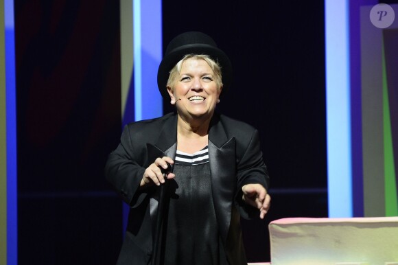Mimie Mathy a reçu les insignes de Chevalier de l'Ordre National du Mérite des mains de Jean-Claude Camus à l'issue de son spectacle "Je re-papote avec vous" au théâtre de la Porte Saint-Martin à Paris, le 13 decembre 2013.