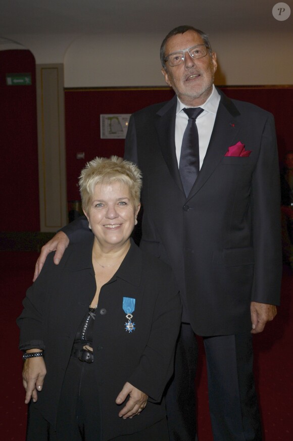 Mimie Mathy a reçu les insignes de Chevalier de l'Ordre National du Mérite des mains de Jean-Claude Camus à l'issue de son spectacle "Je re-papote avec vous" au théâtre de la Porte Saint-Martin à Paris, le 13 decembre 2013.