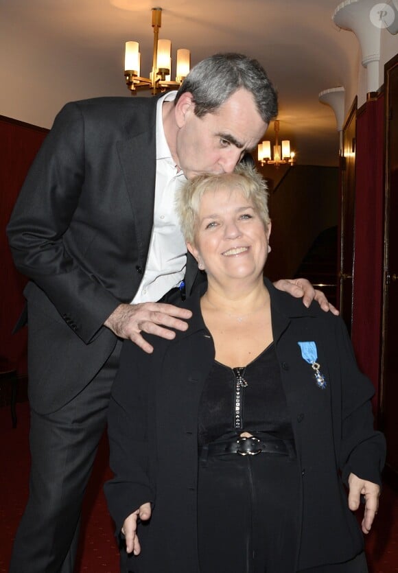 Mimie Mathy avec Takis Candilis à l'issue de son spectacle "Je re-papote avec vous" au théâtre de la Porte Saint-Martin à Paris, le 13 décembre 2013.