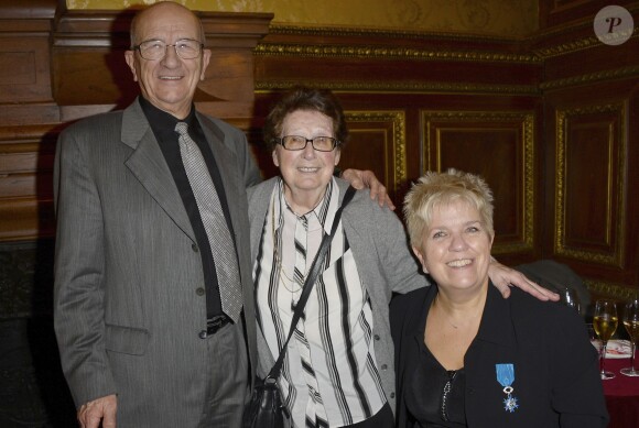 Mimie Mathy et ses parents au théâtre de la Porte Saint-Martin à Paris, le 13 decembre 2013.
