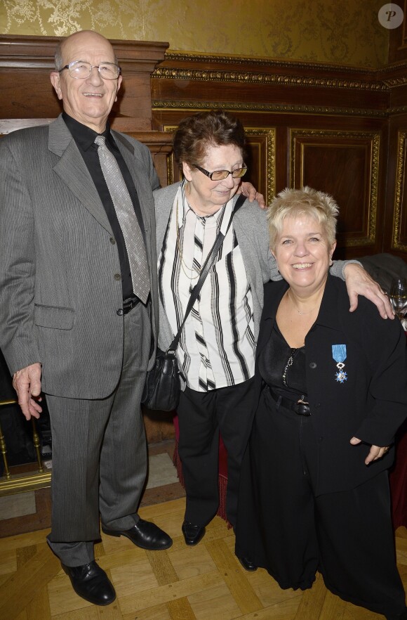 Mimie Mathy a reçu les insignes de Chevalier de l'Ordre National du Mérite des mains de Jean-Claude Camus à l'issue de son spectacle "Je re-papote avec vous" au théâtre de la Porte Saint-Martin à Paris, le 13 decembre 2013.